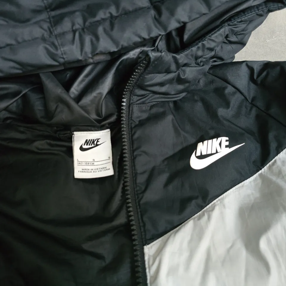 NIKE PADDED ZIP THROUGH COAT IN BLACK/GREY - L 147-158CM