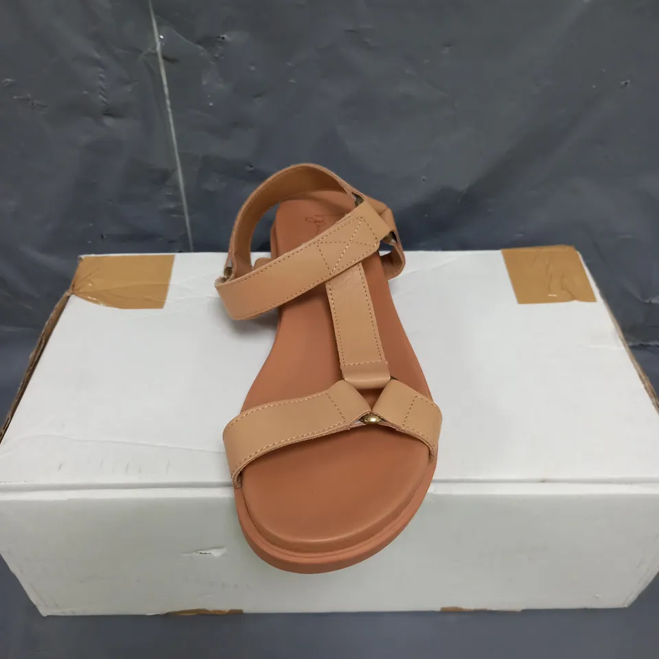 BEN DE LISI LEATHER SANDALS TAUPE SIZE 7