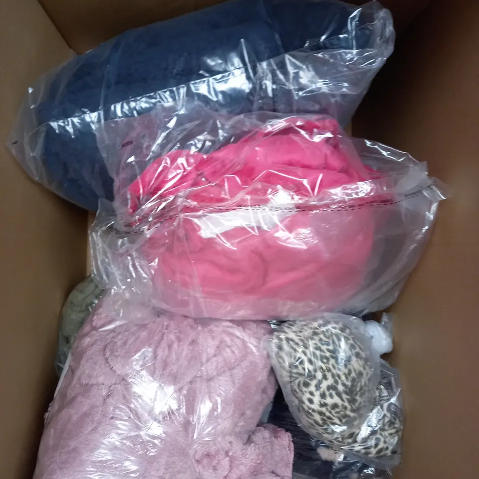 BOX OF APPROXIMATELY 10 ASSORTED CLOTHING ITEMS TO INCLUDE LOUNGE SET, CARDIGAN, JUMPER ETC