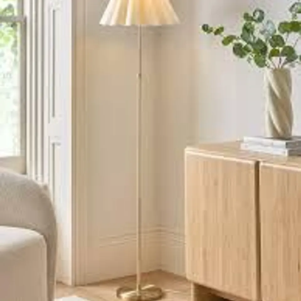 SCALLOPED SHADE FLOOR LAMP