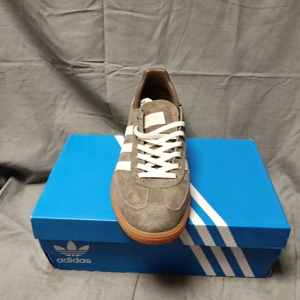 BOXED PAIR OF ADIDAS HANDBALL SPEZIAL TRAINERS IN GUM GREY - UK 8