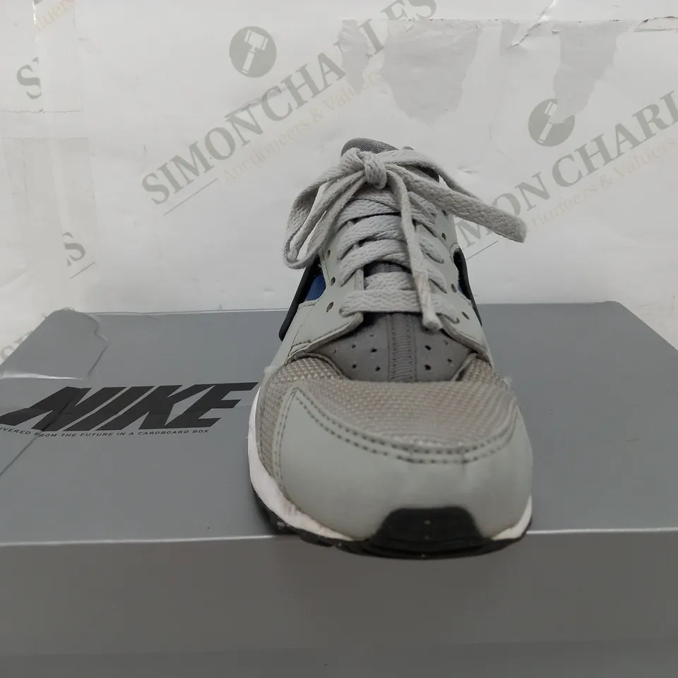BOXED PAIR OF NIKE HUARACHE TRAINERS IN GREY & BLUE - UK 4 
