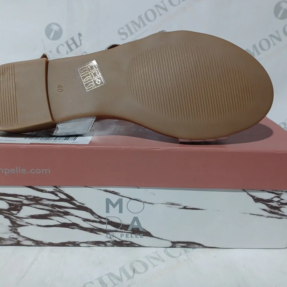 BOXED PAIR OF MODA IN PELLE NATASHIE STRAPPY SANDALS IN METALLIC SILVER SIZE 7