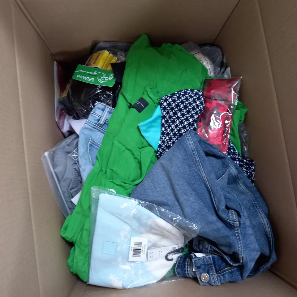 BOX OF APPROX 20 ASSORTED CLOTHING ITEMS TO INCLUDE JEANS, DRESS, HATS, ETC. 