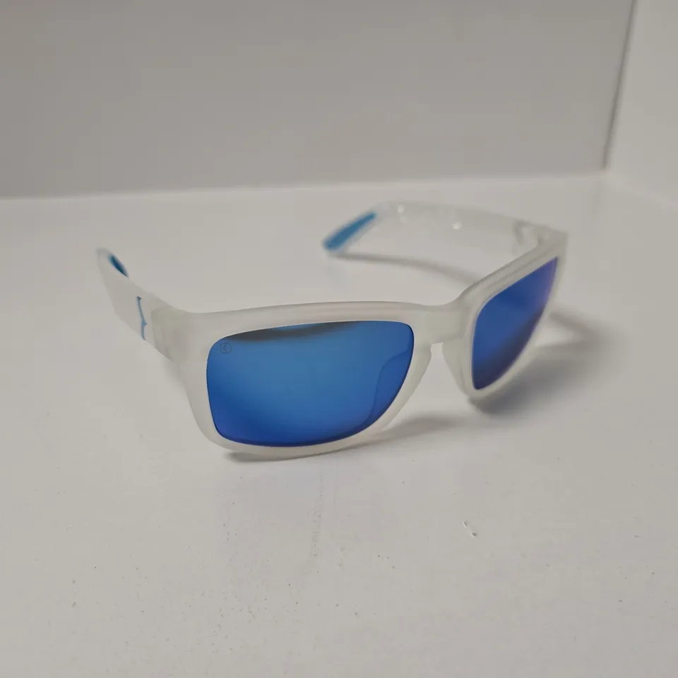 BOXED KYLOE IN THE WIND TEE TIME SHADES