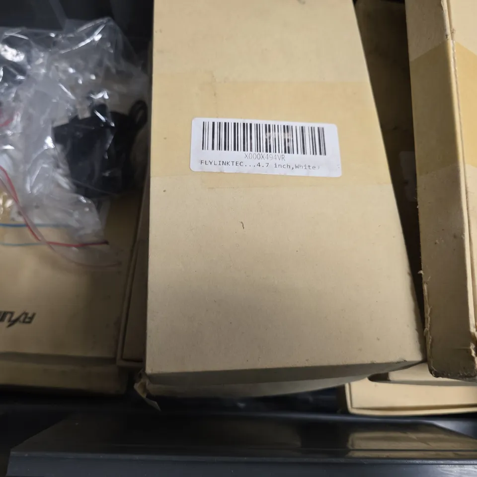 APPROXIMATELY 12 ASSORTED ITEMS TO INCLUDE - USB PLUG , INTEMPO POWER BANK , ASPERX POWER BANK ETC
