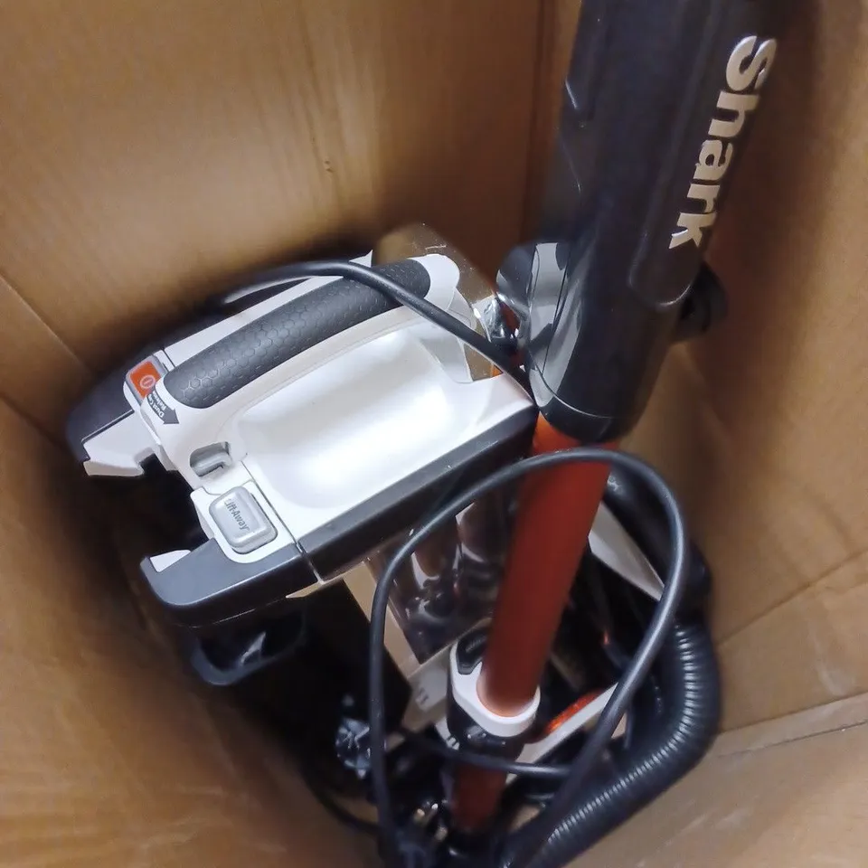 SHARK CORDED VACUUM WITH ANTI HAIR WRAP