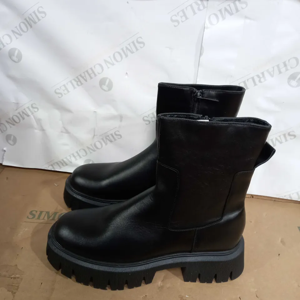 PAIR OF ZARA ANKLE BOOTS IN BLACK SIZE 39