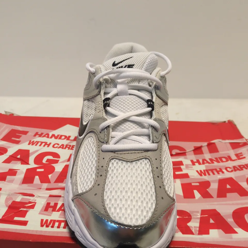 BOXED PAIR OF NIKE SNEAKERS – SIZE 6 
