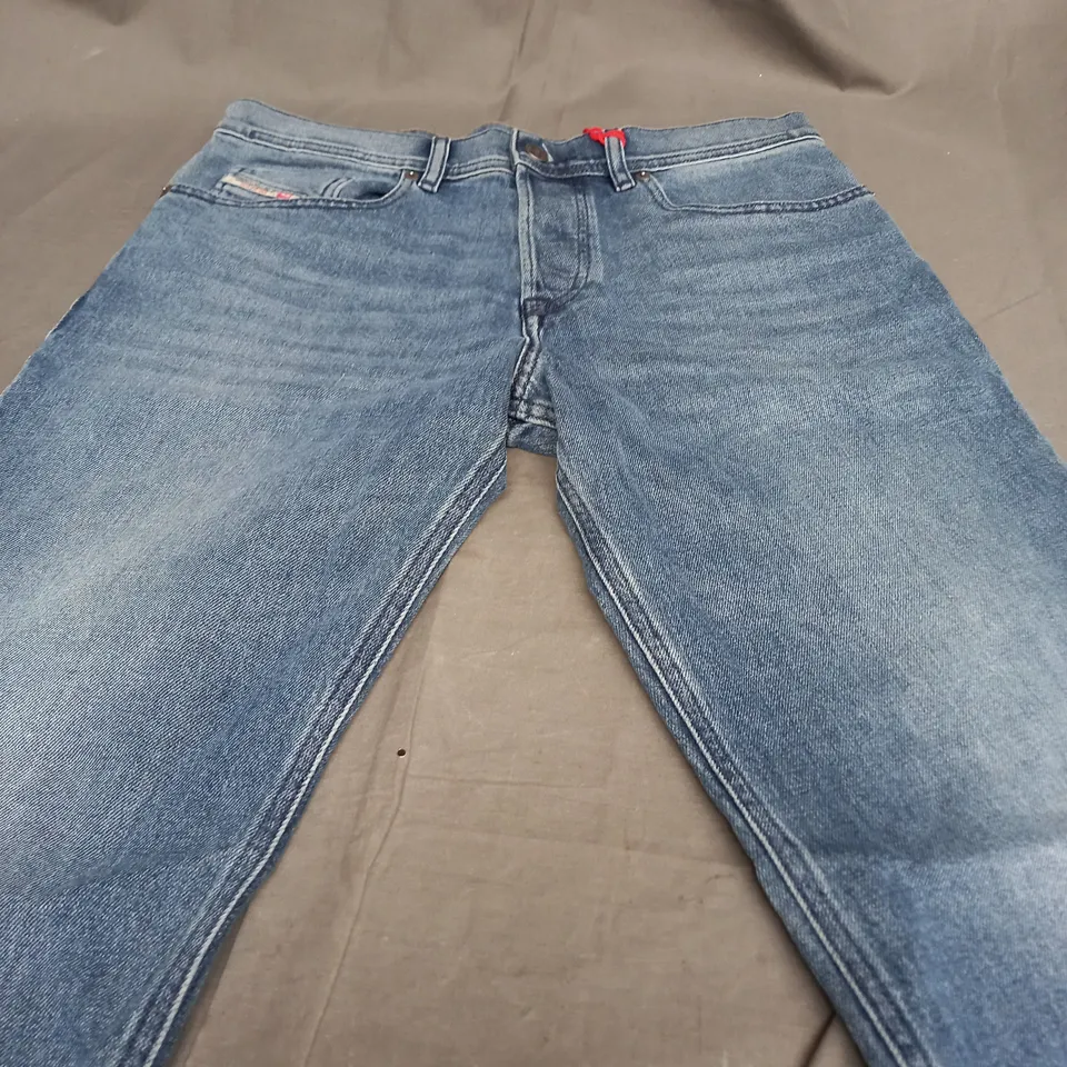 DIESEL REGULAR FIT MID WAIST TAPERED JEANS - W30 L30