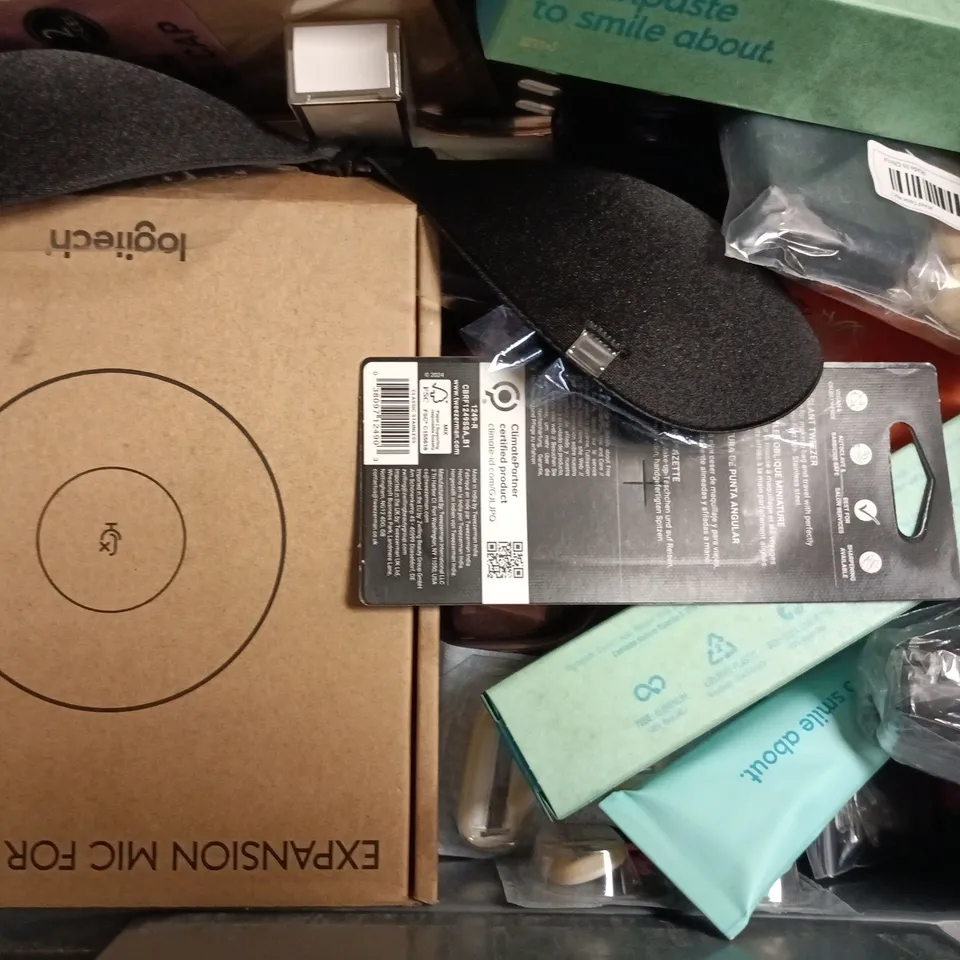 APPROXIMATELY 20 ASSORTED COSMETIC ITEMS TO INCLUDE WASH CLOTHS, BODY STICK, ETC - COLLECTION ONLY