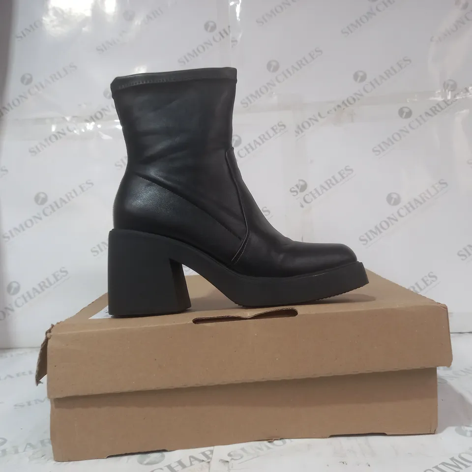 BOXED PAIR OF DESIGNER LOW BLOCK HEEL BOOTS IN BLACK SIZE 6