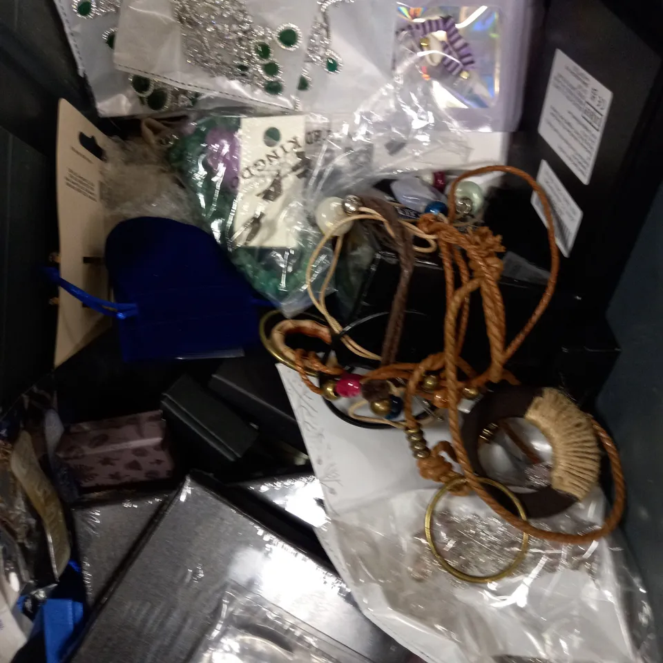 BOX OF APPROXIMATELY 25 ASSORTED JEWELLERY ITEMS TO INCLUDE MONICA VINADER RING, CASIO WATCH, FRIENDSHIP BRACELET ETC 