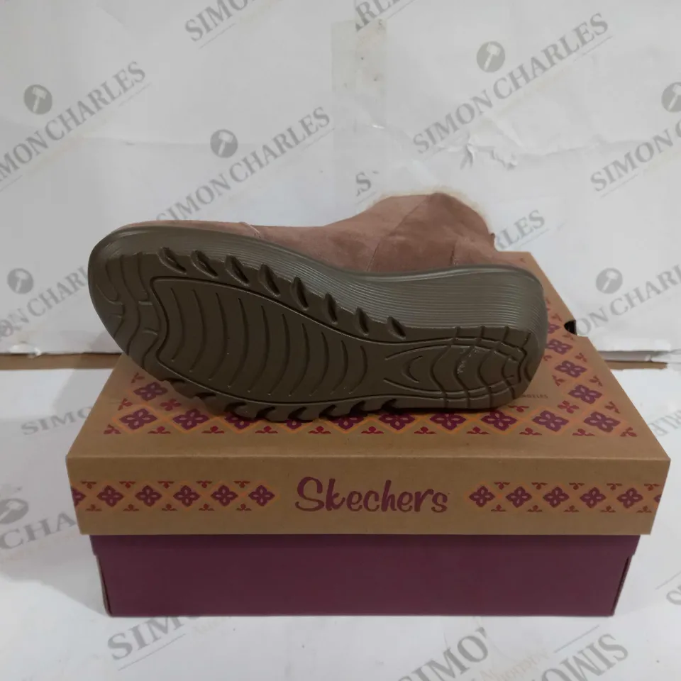 BOXED PAIR OF SKECHERS PARALLEL OFF HOURS SIDE ZIP BOOTIE MUSHROOM UK SIZE 6
