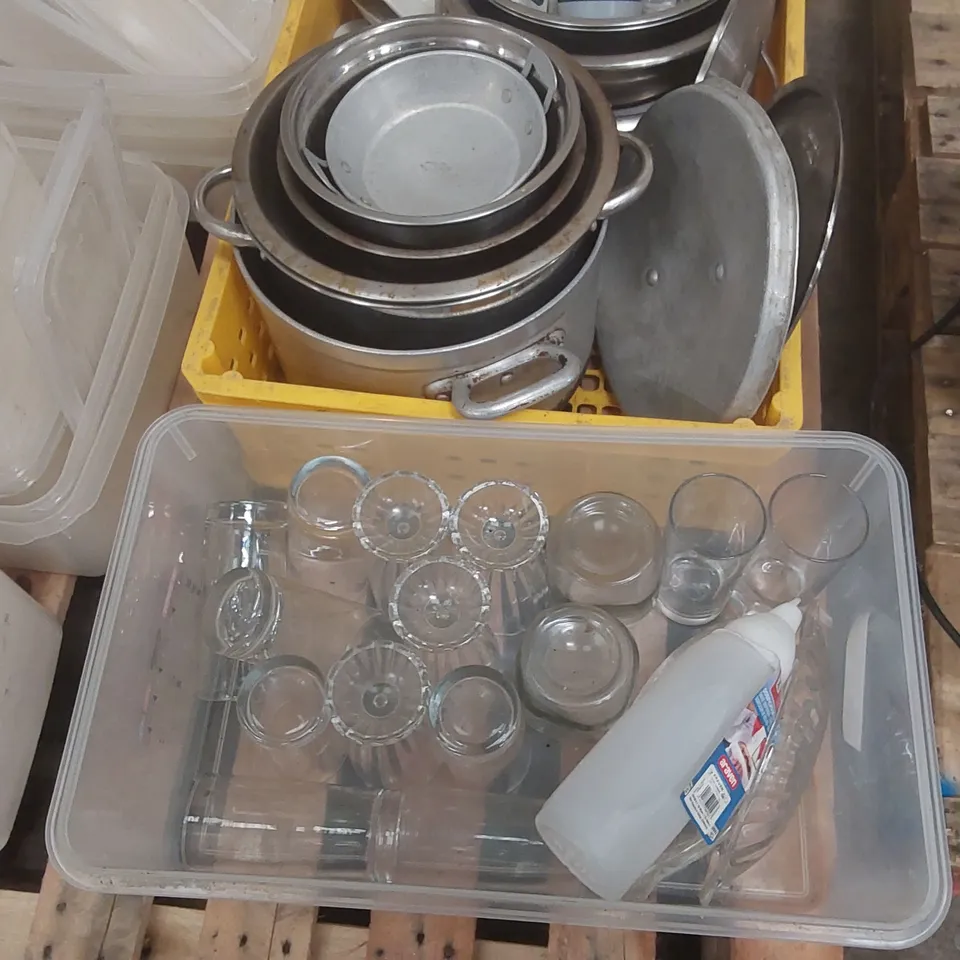 PALLET CONTAINING A LARGE QUANTITY OF ASSORTED CATERING ITEMS ECT