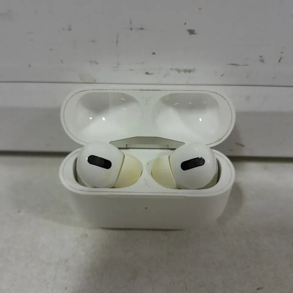 PAIR OF APPLE AIRPODS 