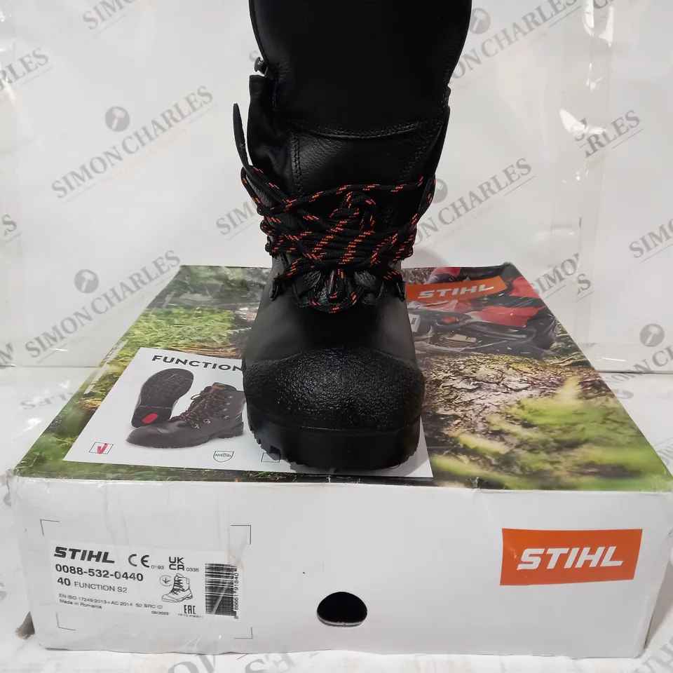 BOXED PAIR OF STIHL FUNCTION SAFETY BOOTS IN BLACK EU SIZE 40