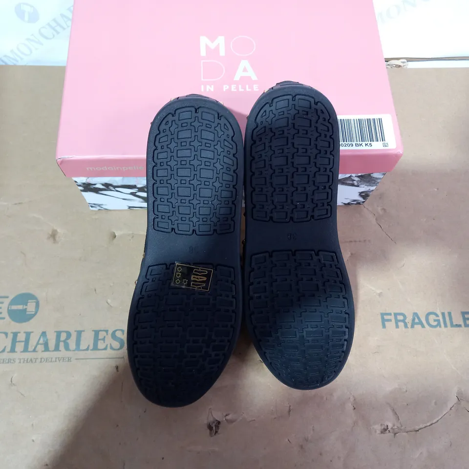 BOXED PAIR OF MODA IN PELLE SHOES - SIZE 38