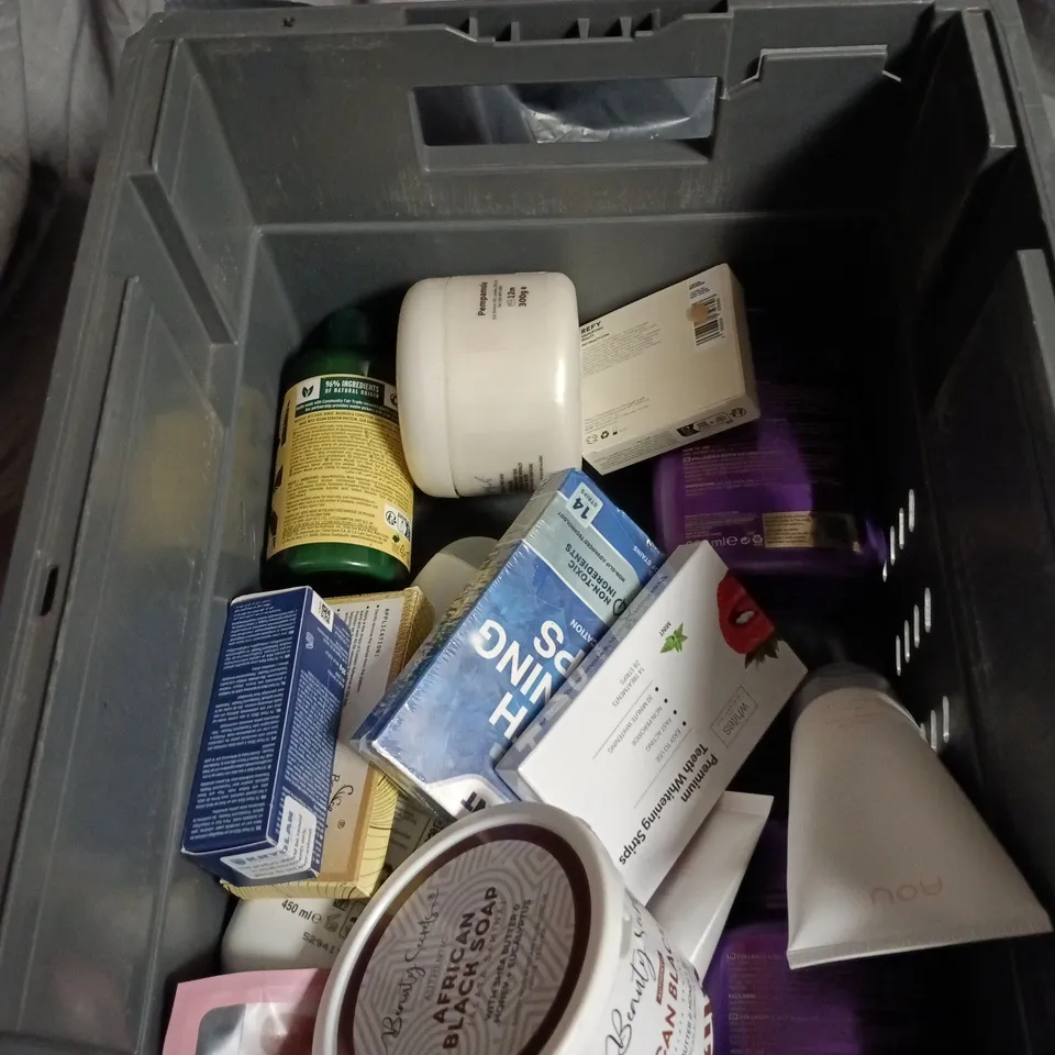 APPROXIMATEY 20 ASSORTED HEALTH AND BEAUTY PRODUCTS TO INCLUDE - NIVEA SOFT CREAM - EPIMAX CREAM AND BABY POWDER