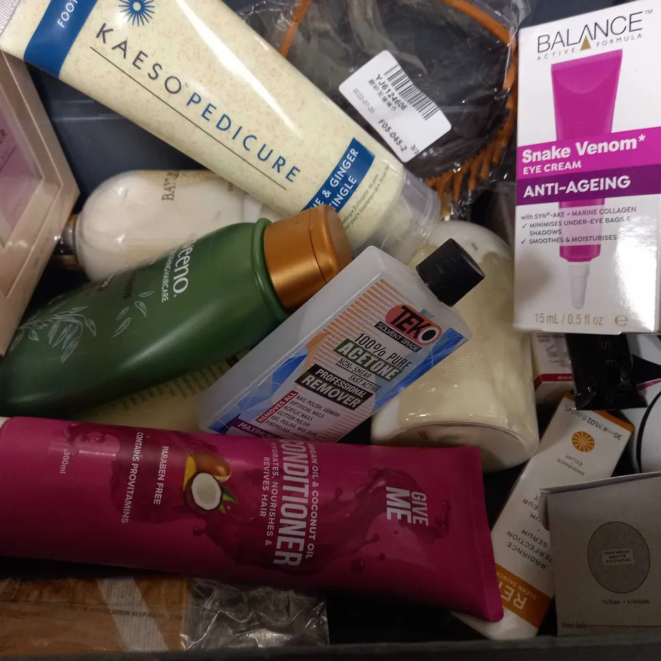 ASSORTED COSMETICS AND SKINCARE APPROX. 25 ITEMS 