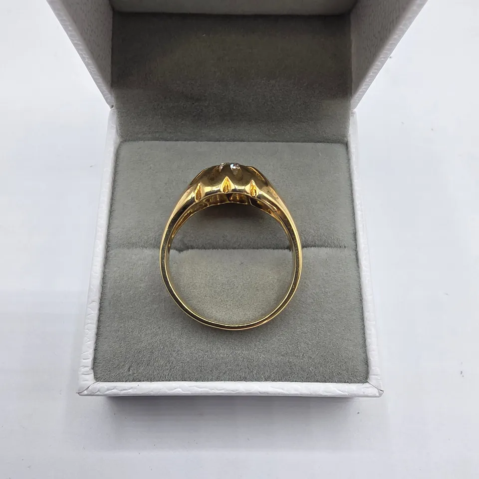 18CT YELLOW GOLD GENTS RING SET WITH A NATURAL DIAMOND WEIGHING +-1.00CT