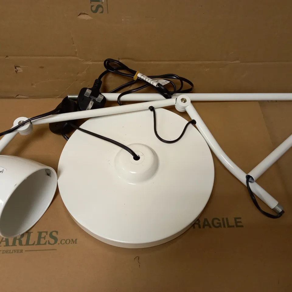 DESIGNER STYLE FLOOR LAMP - WHITE 