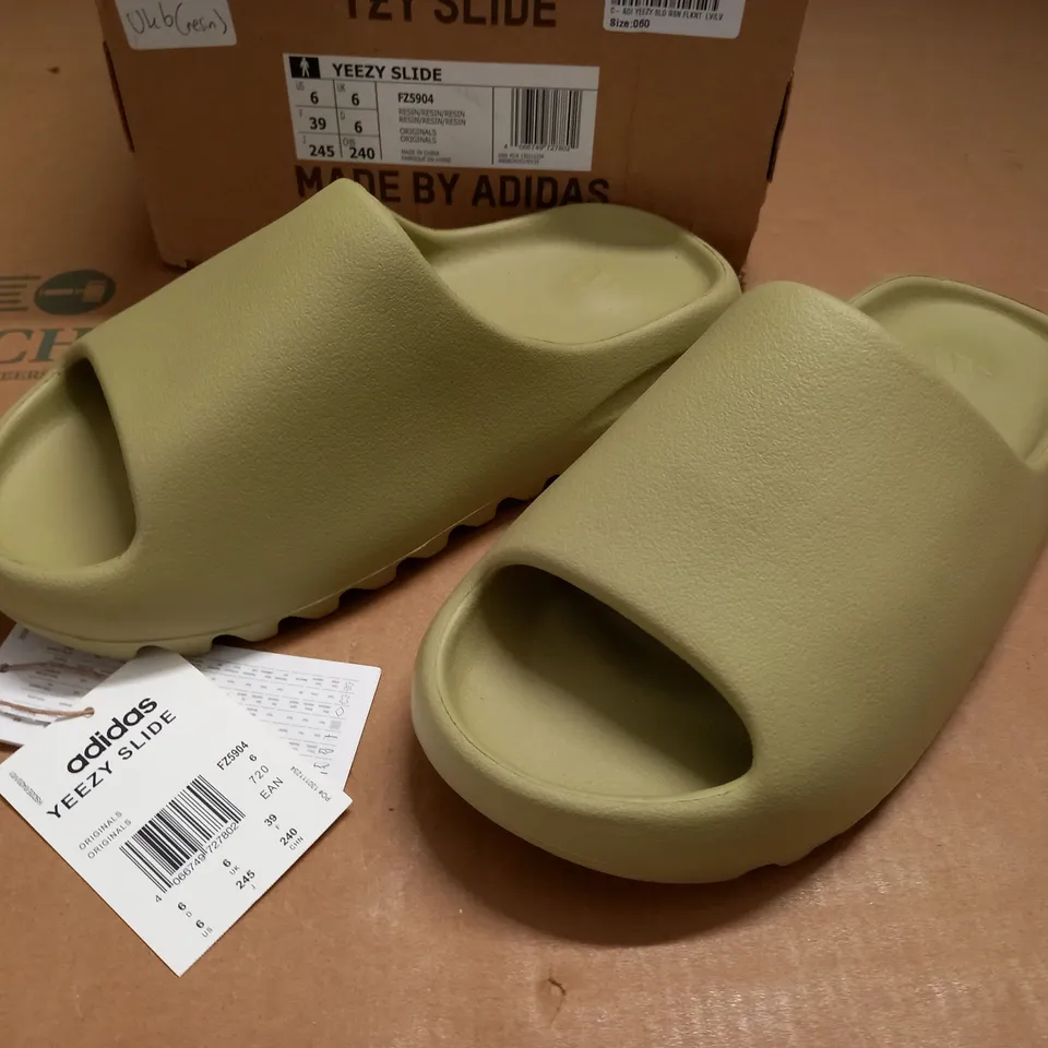 BOXED PAIR OF ADIDAS YEEZY SLIDE SHOES - UK 6