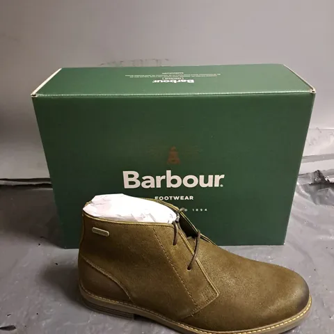 BOXED PAIR OF BARBOUR READHEAD KHAKI BOOTS SIZE UK 10