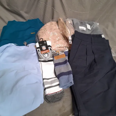 APPROXIMATELY 20 ASSORTED CLOTHING ITEMS IN VARIOUS SIZES AND STYLES TO INCLUDE - SOCKS, DRESS, TROUSERS, ETC