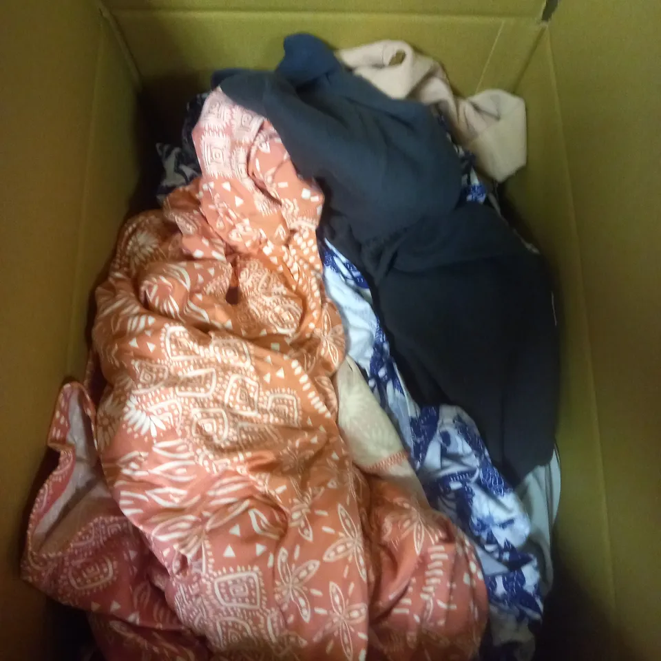 APPROXIMATELY 10 LADIES CLOTHING ITEMS. ASSORTED COLOURS, SIZES AND STYLES