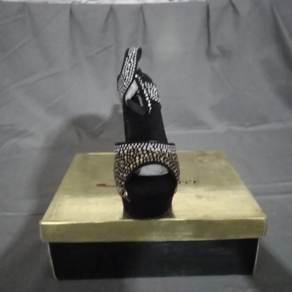 APPROXIMATELY 9 BOXED PAIRS OF SPRIRER BLOCK HEELED SANDALS IN BLACK/GOLD VARIOUS SIZES TO INCLUDE SIZE 38EU 