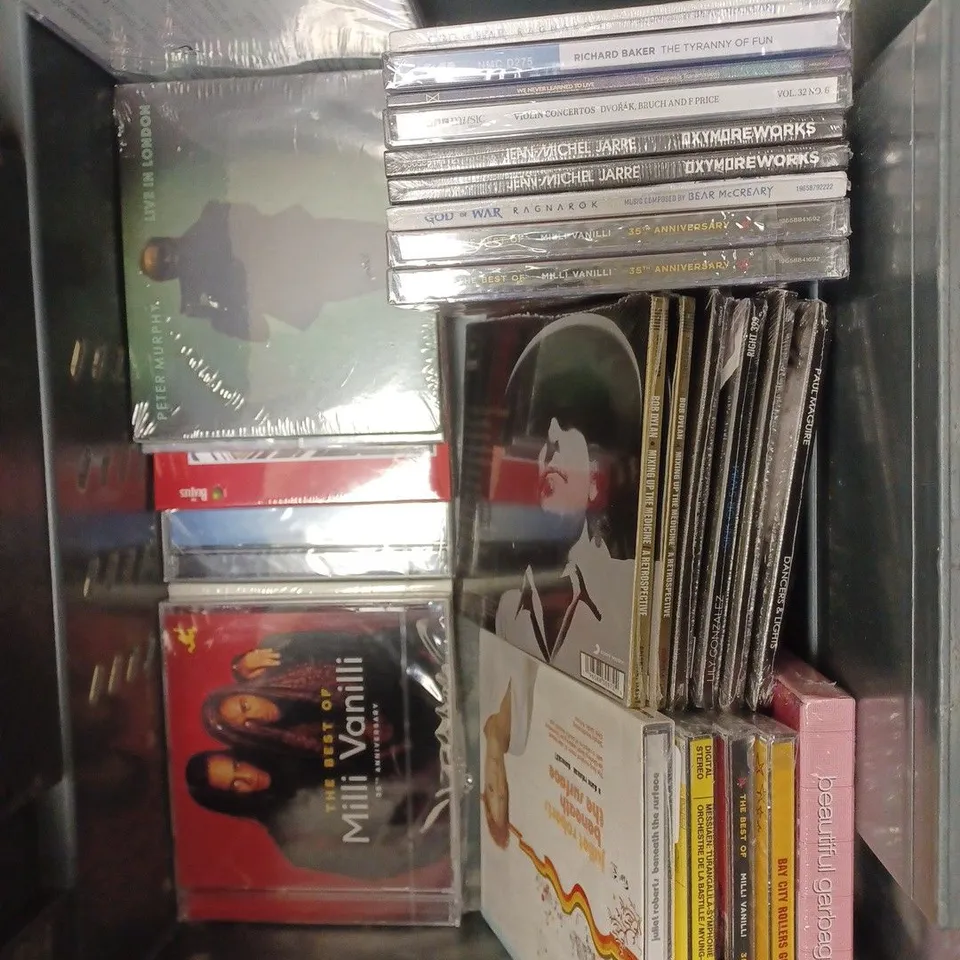 APPROXIMATELY 30 ASSORTED CD SINGLES/ALBUMS TO INCLUDE THE BEATLES, DARYL HALL, JULIET ROBERTS ETC 