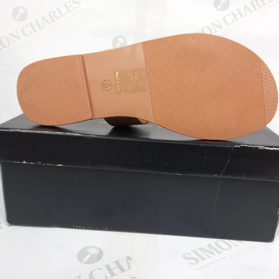 BOXED PAIR OF PRETTY LITTLE THING OPEN TOE FLAT SANDALS IN METALLIC GOLD SIZE 6