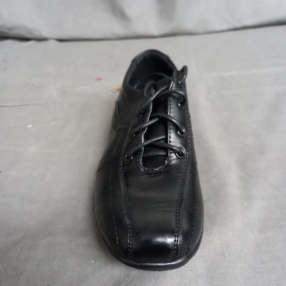 BOX OF APPROXIMATELY 10 PAIRS OF LAND COMMANDER BLACK LEATHER SHOES IN VARIOUS SIZES