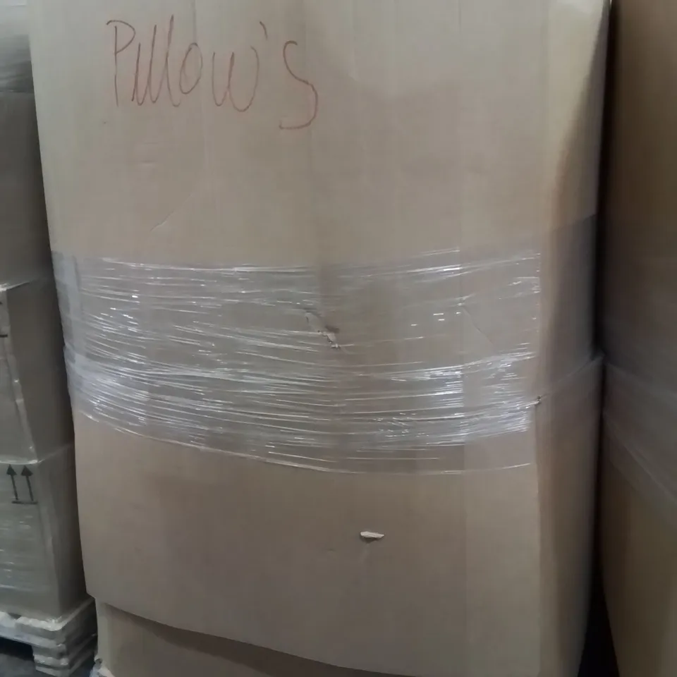 PALLET CONTAINING A LARGE QUANTITY OF PILLOWS 