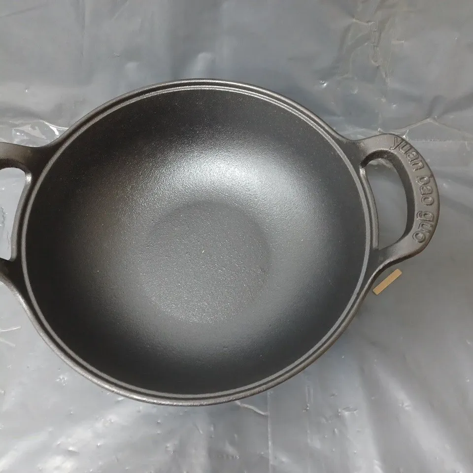 BOXED COLOURED ENAMEL CASSEROLE POT WITH WOODEN LID