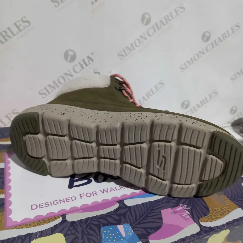 BOXED PAIR OF SKECHERS GLACIAL ULTRA BOOTS SIZE 5