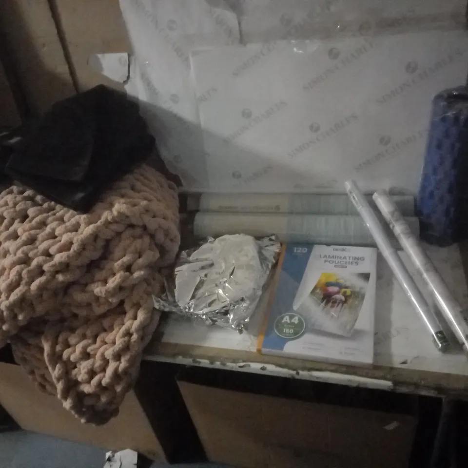GROUP OF APPROX 10 ASSORTED ITEMS TO INCLUDE WALLPAPER, BLANKET, LAMINATING POUCHES ETC