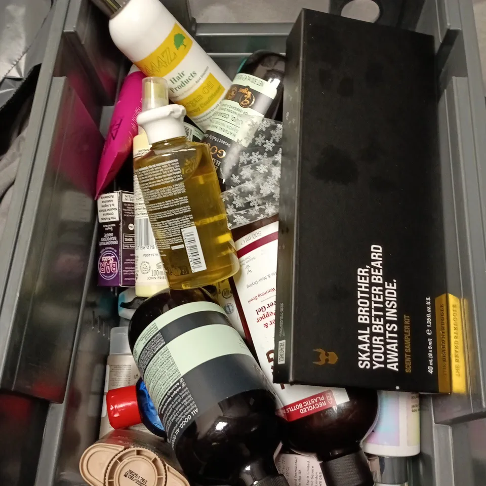 APPROXIMATELY 20 ASSORTED COSMETIC ITEMS INCLUDING MEDIK8 CERAMIDE EYE 3, NO 7 MICELLAR WATER, CONDITIONER FOR MEN, DR SQUATCH DEODORANT ETC