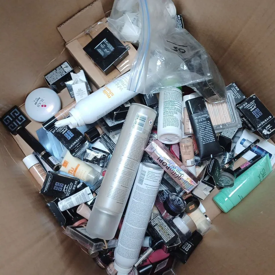 APPROXIMATELY 20 ASSORTED LOOSE HEALTH & BEAUTY ITEMS TO INCLUDE REGROWZ THICKENING SHAMPOO, GIVENCHY OMBRE COTOURE EYESHADOW, LANCOME BLUSH, ETC