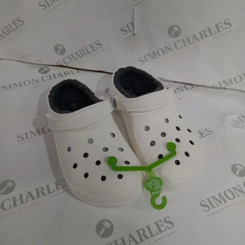 PAIR OF WHITE CROCS SIZE M6 W8