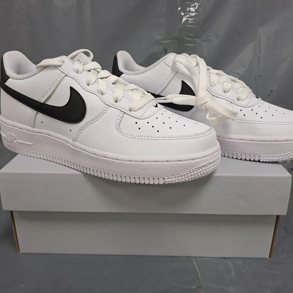 BOXED PAIR OF NIKE AIR FORCE 1 SHOES IN WHITE/BLACK UK 3.5