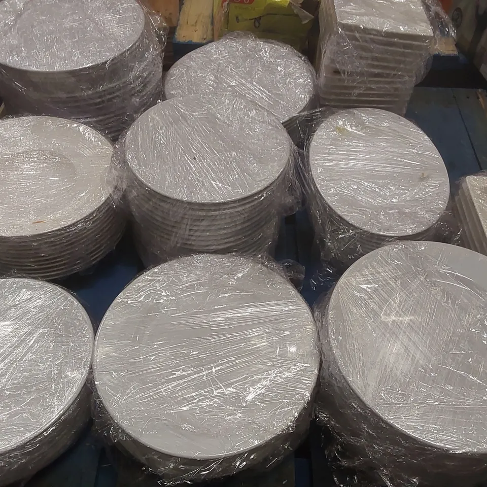 PALLET CONTAINING A LARGE QUANTITY OF ASSORTED RESTAURANT PLATES/DINNERWARE