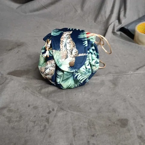 ROUND FABRIC PURSE/HANDBAG WITH JUNGLE PRINT – NAVY WITH GREEN FOLIAGE 