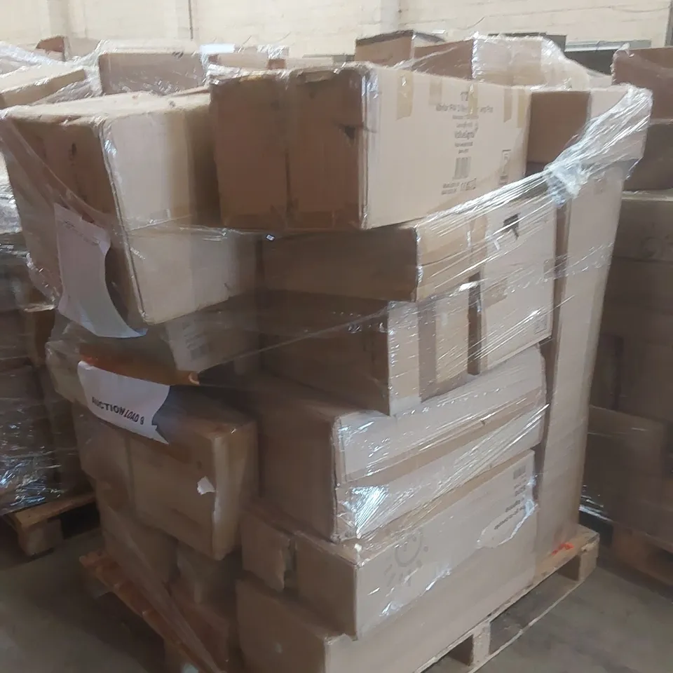 PALLET CONTAINING A VERY LARGE QUANTITY OF ASSORTED DESIGNER LIGHTING PRODUCTS