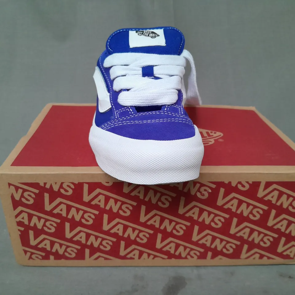 BOXED PAIR OF VANS KNU SKOOL KID'S SHOES IN BLUE/WHITE UK SIZE 2