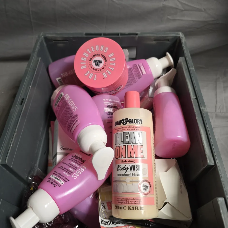 APPROXIMATELY 20 ASSORTED HEALTH AND BEAUTY PRODUCTS INCLUDING SOAP & GLORY BODY WASH , BRONZING DROPS AND MAKE UP BRUSH 