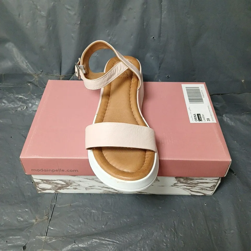 BOXED PAIR OF MODA IN PELLE ORINA LEATHER BUCKLE ANKLE STRAP SANDAL IN CAMEO SIZE 6