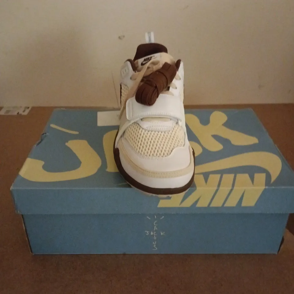 BOXED PAIR OF NIKE ZOOM FIELD JAZZ TRAINERS IN WHITE/CHOCOLATE - UK 9.5