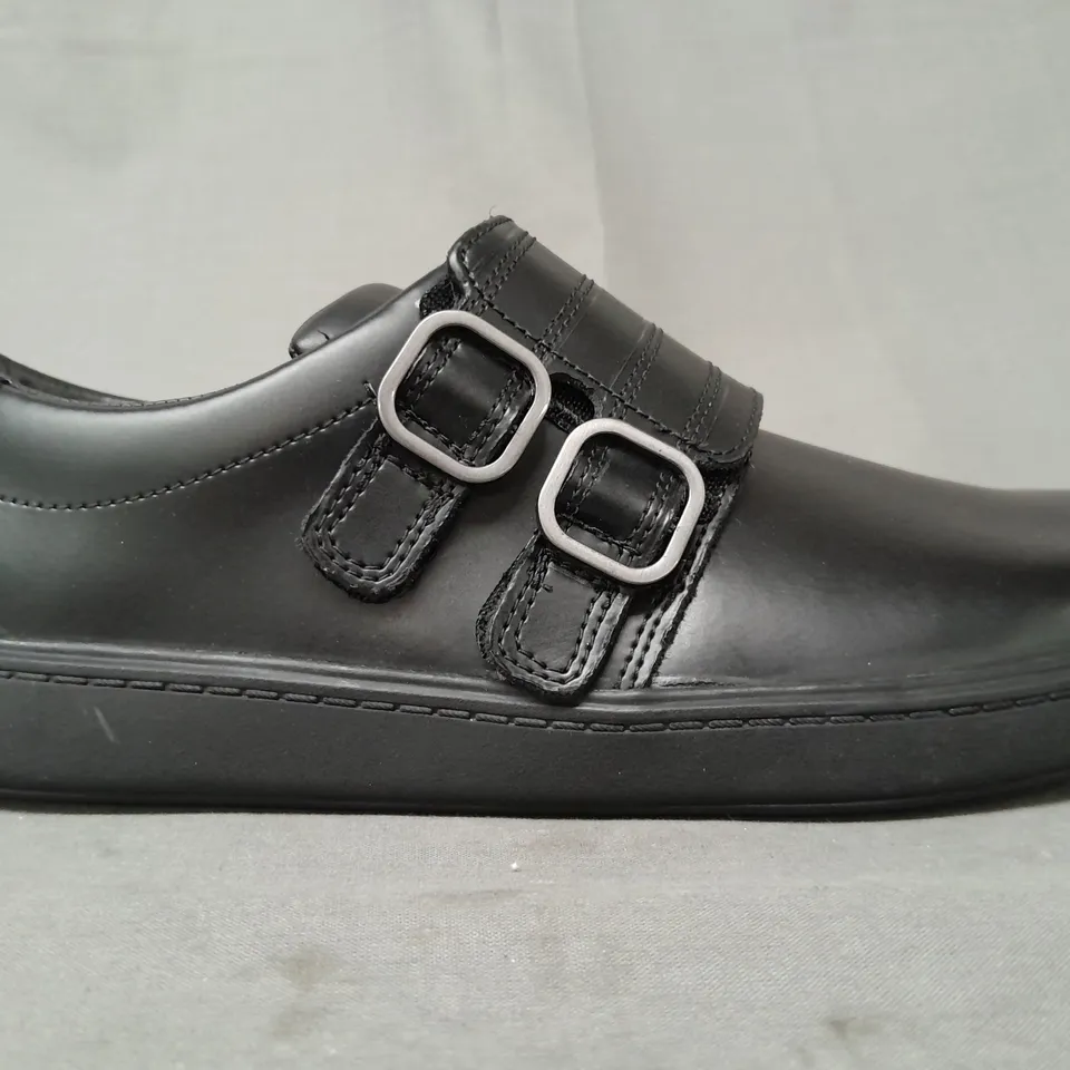 BOXED PAIR OF CLARKS STREET STRIDE SHOES IN BLACK UK SIZE 6